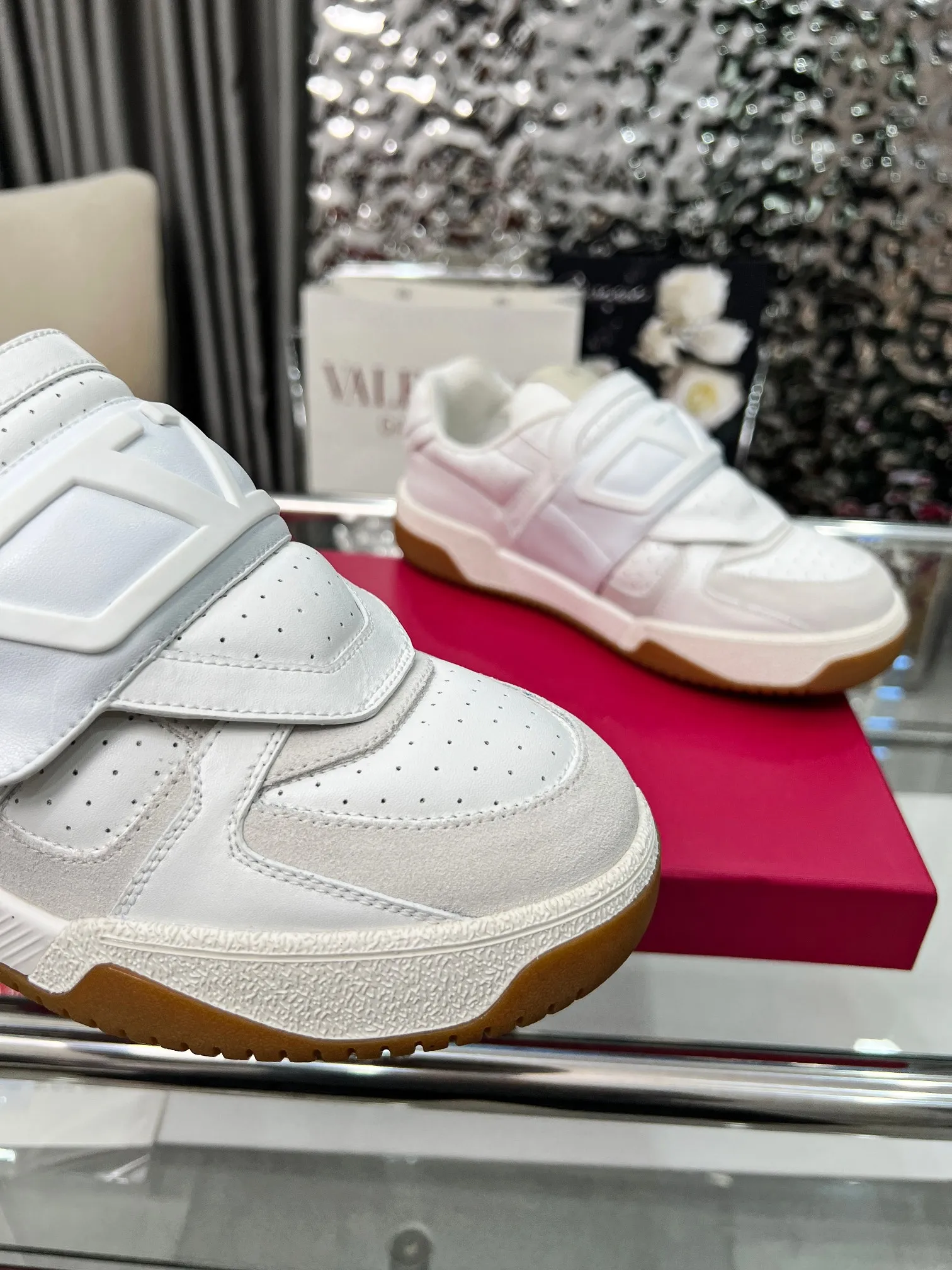 [Valentino] P: 680💰 Couple style, size: women 35-40▪️men 39-44 (customized at 45.46) Valentino 𝑶𝒏𝒆𝑺𝒕𝒖𝒅 Couple sports bread shoe series Valentino 2025 new couple sports shoes are on sale. The original ZP purchase and disassembly. Repeated pattern making and modification. 1:1 restoration! Top luxury masterpiece Velcro design Soft and comfortable imported calfskin brings excellent and elegant texture and excellent foot comfort Top purchasing version upper: imported calfskin surface/original oil edge craftsmanship Lining: water-dyed sheepskin lining Outsole: original development 𝐓𝐏𝐔 two-color combination outsole Packaging: original configuration complete package